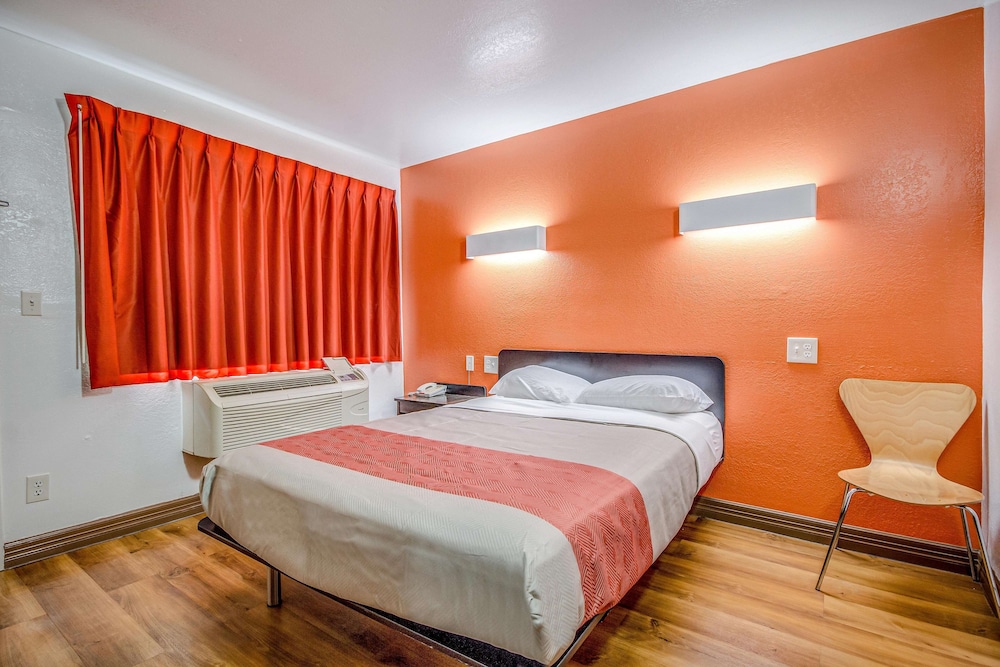 Motel 6 Conroe, TX