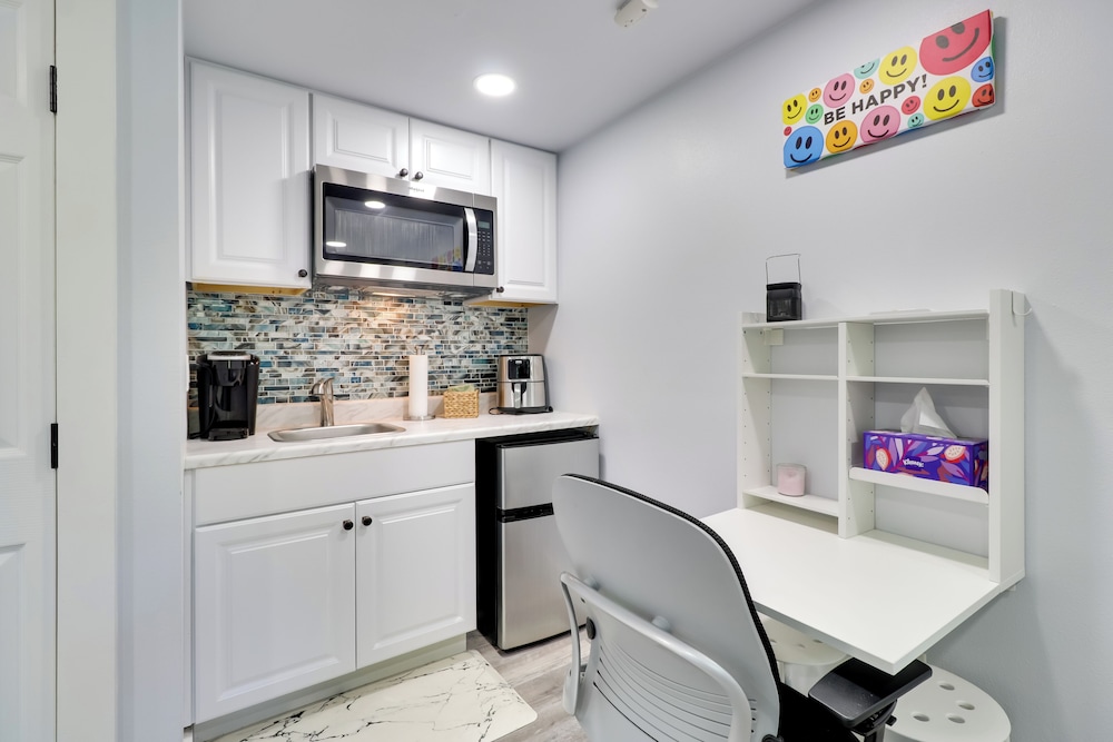 1 Mi to Dtwn: Renovated Retreat in Georgetown!
