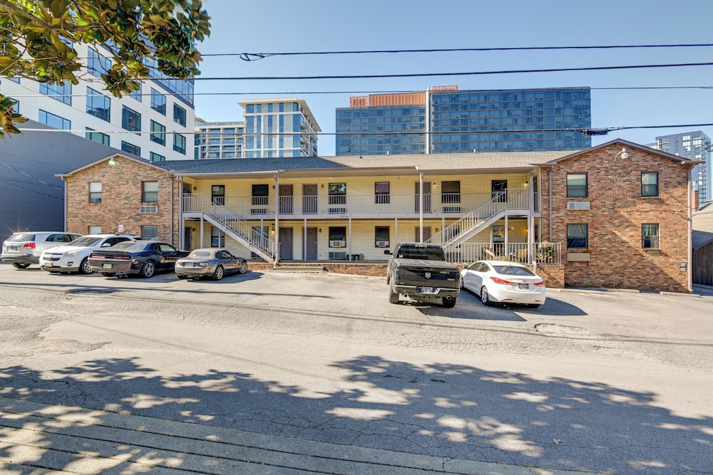 1 Mi to Dtwn: Pet-friendly Apt in Nashville