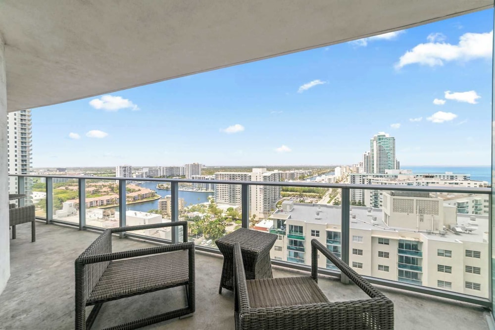 Sunny Balcony - Beautiful Stay for 2 With Ocean Views & Resort Amenities