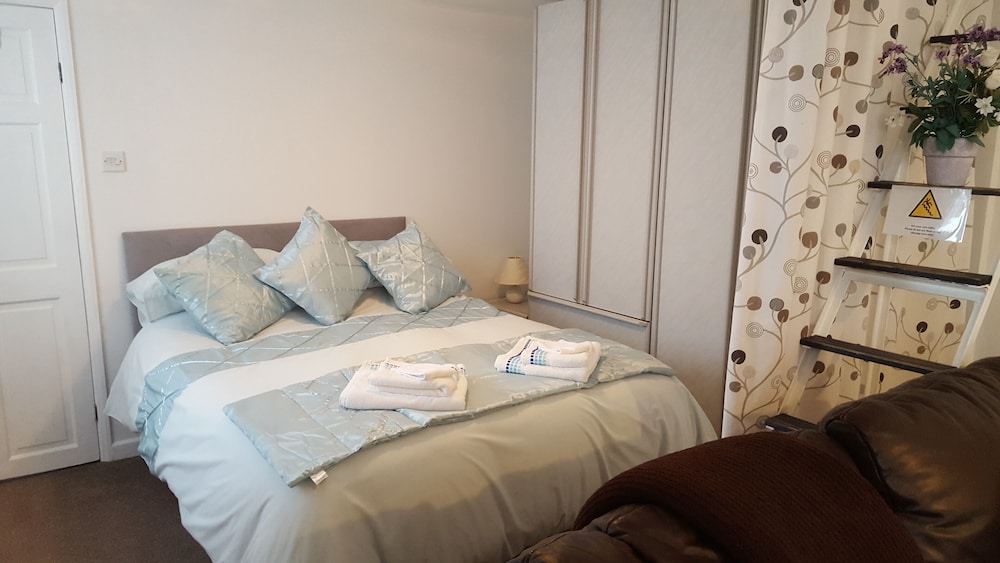 Immaculate 1-Bed Lodge Newton Abbot Torquay view 2