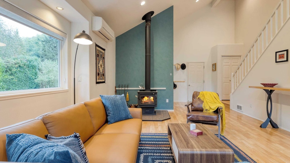 Stylish Forest Getaway on Whidbey Island Near Beaches, Wineries & Trails Cedarview Retreat by Avantstay