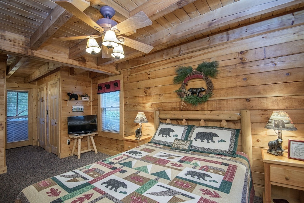 ER246 - The Getaway Great Location - Close To Town! 2 Bedroom Cabin by RedAwning view 4