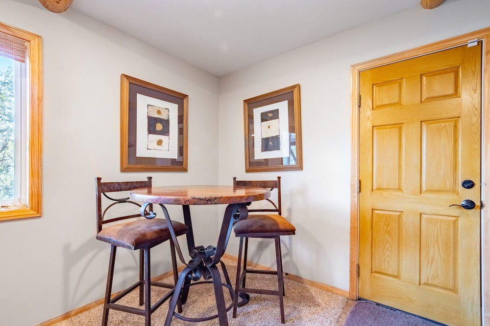 Endless View Lodge by Avantstay Incredible Views Close To Bear Mountain Ski Resort w Hot Tub