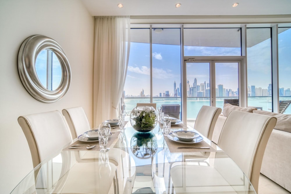 Lush Sea View Living w Private Beach at the Palm