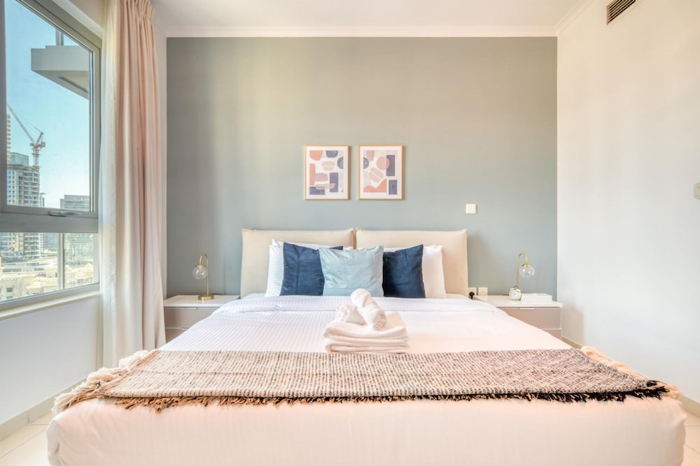 Urban Chic Downtown Apt w Dubai Fountain Views