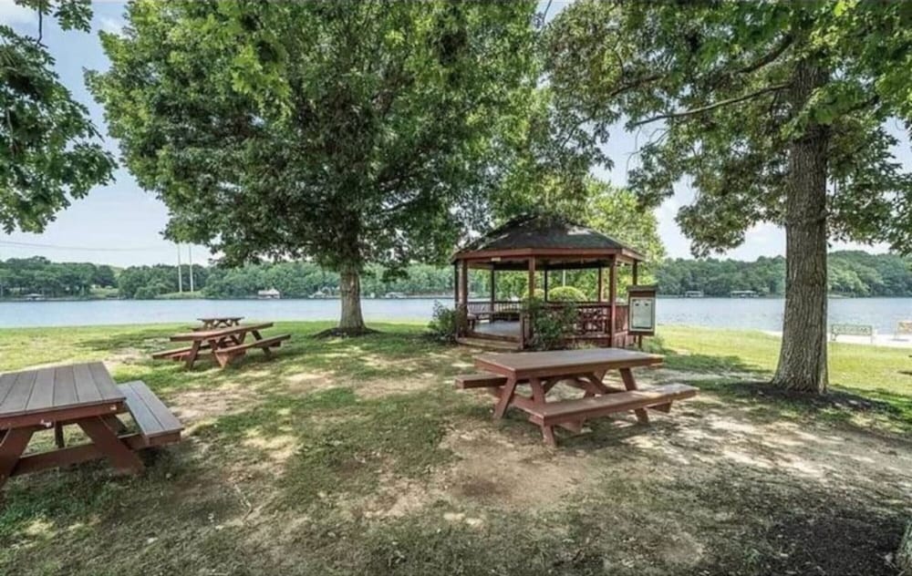 Cozy and Comfy with Lake Access