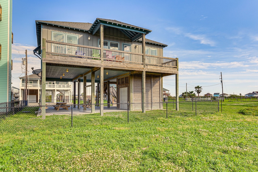 Texas Gulf Coast Home: Walk to Bolivar Beach! view 5