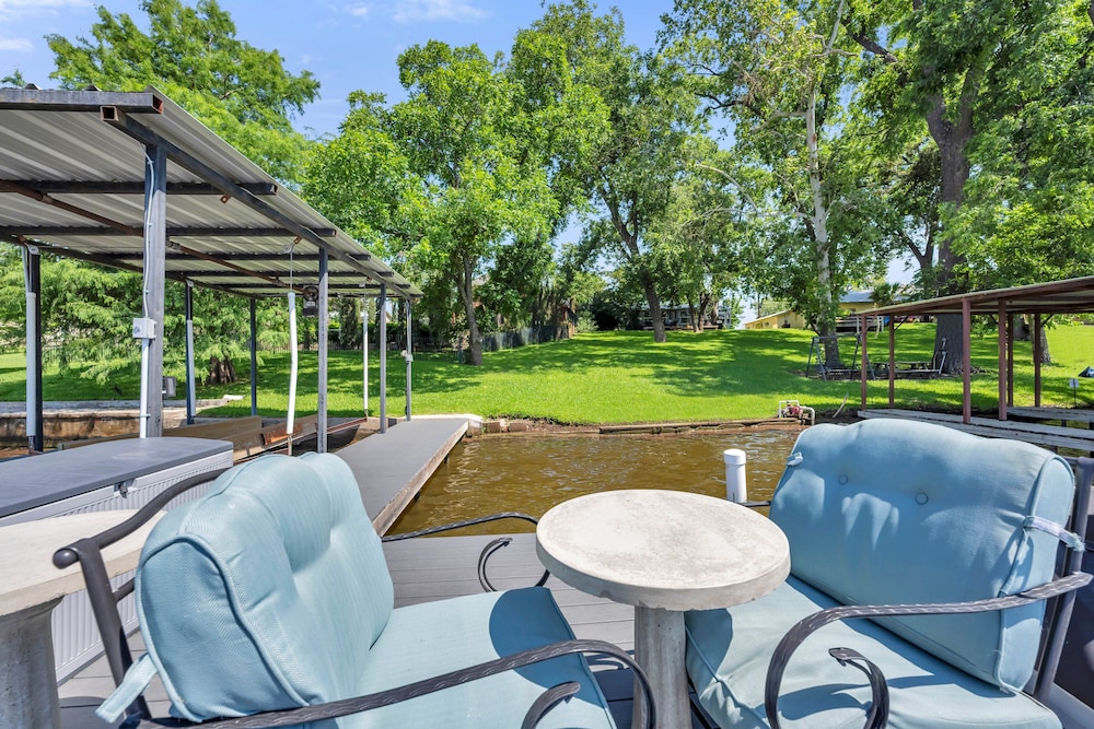 River Oaks Place