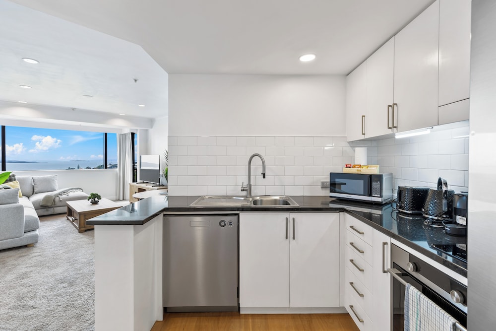 Modern 1BR w Pool/Gym Steps to Beach: Zodiak Stays