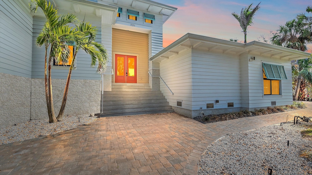Dream Island 8 Bedroom Home