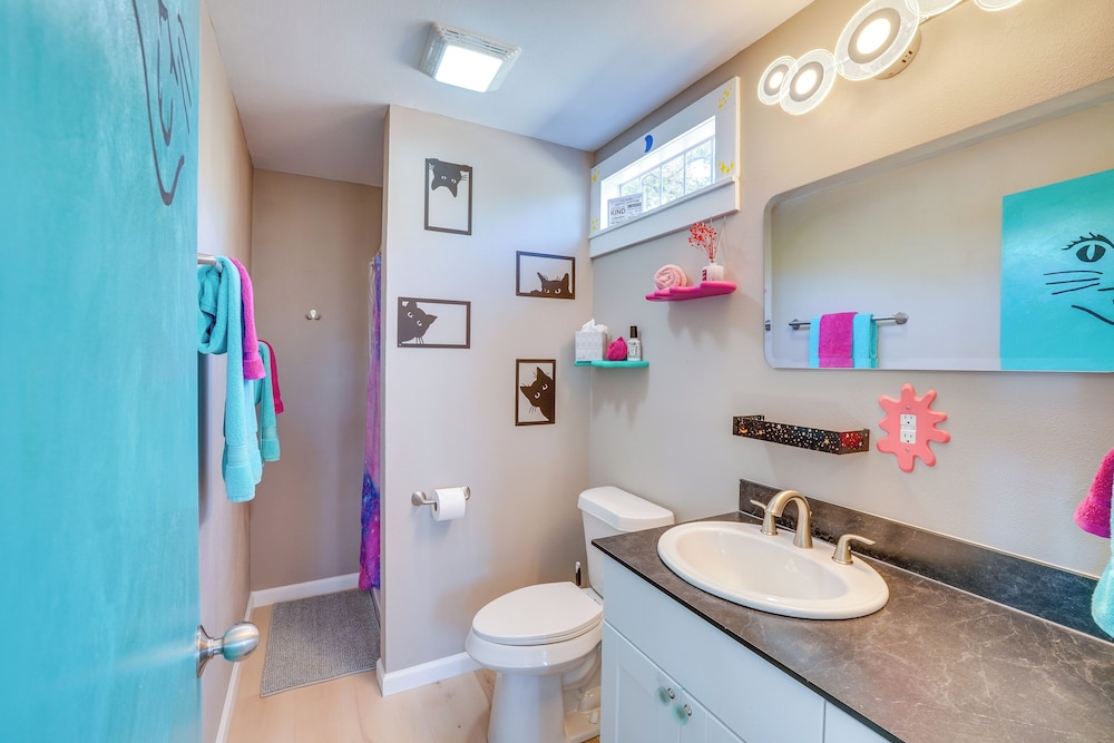'galactikitty' - Quirky Cabin Near Lake Brownwood!