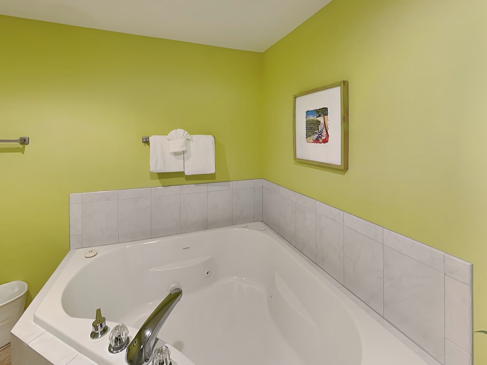 Admiral's Quarters #1406 by Southern Vacation Rentals