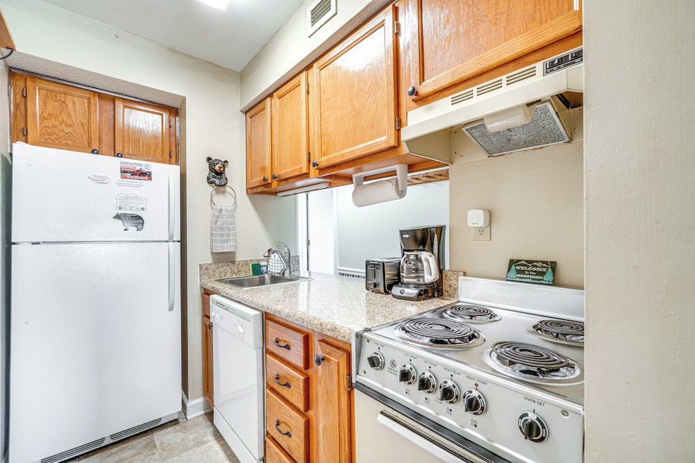 Indoor & Outdoor Pool Access! Condo 3 Mi to Gsmnp