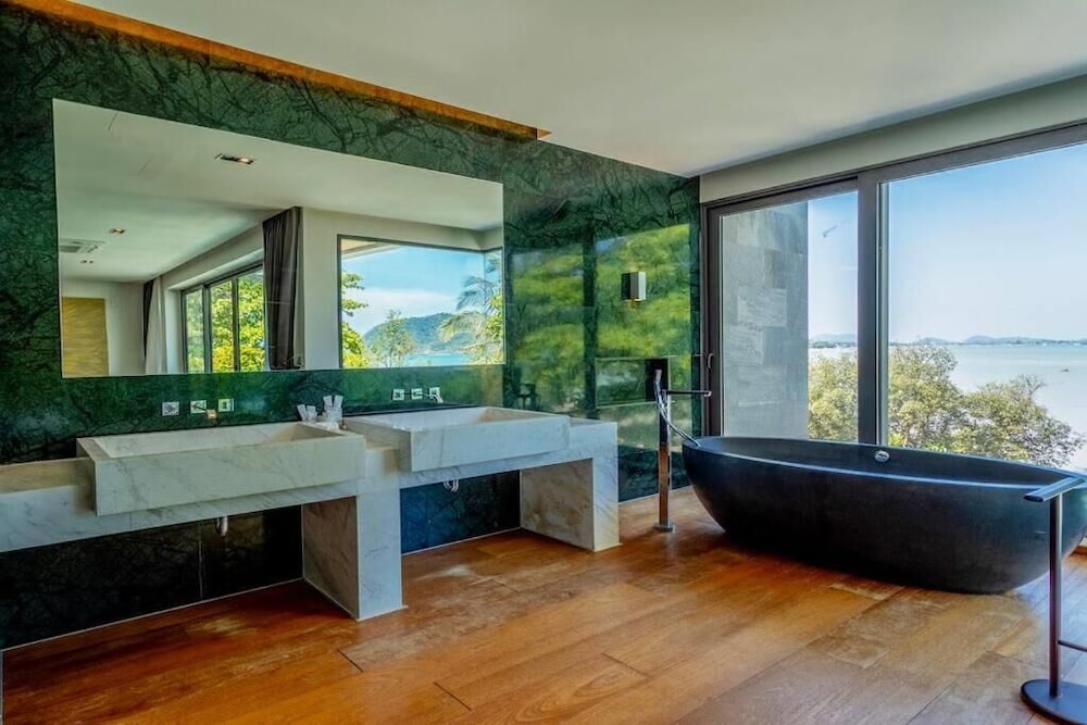 Beachfront Villa 3BR Infinity Pool V38