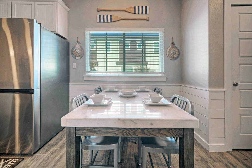 Sleeps 33! 4 Condos, Walk to the Beach, Resort-style Pool, Endless Summer Resort