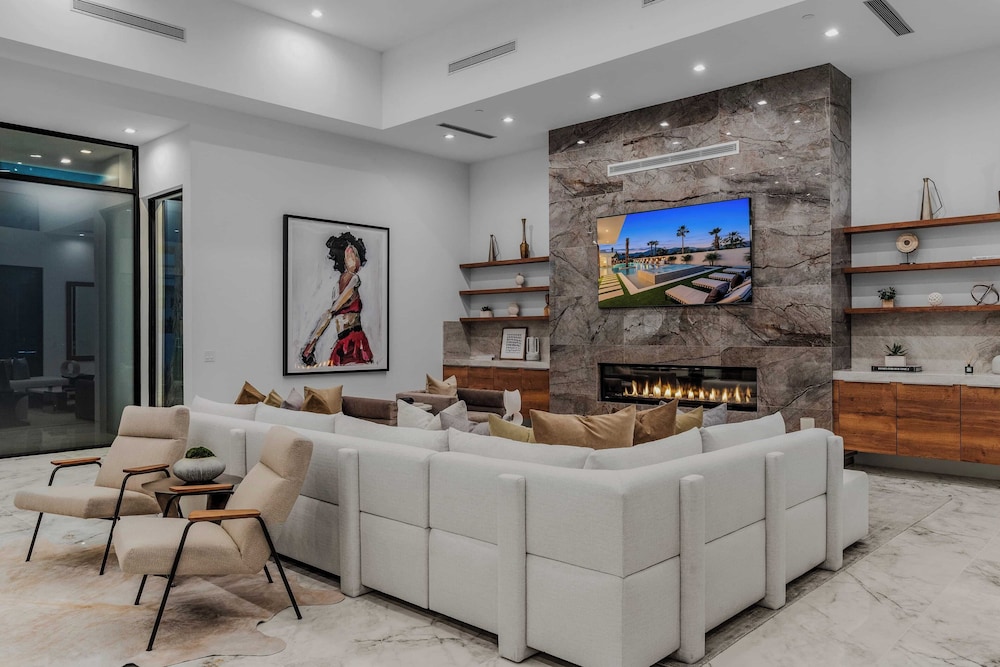 Fine Luxe Retreat w/ Pool & Hot Tub Bravo Villa #15 by Avantstay