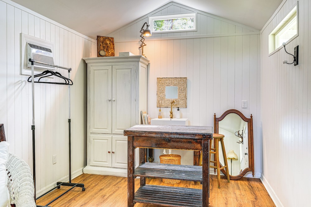 Walk to Parks & Golf: Artsy Bungalow in Lakeland!