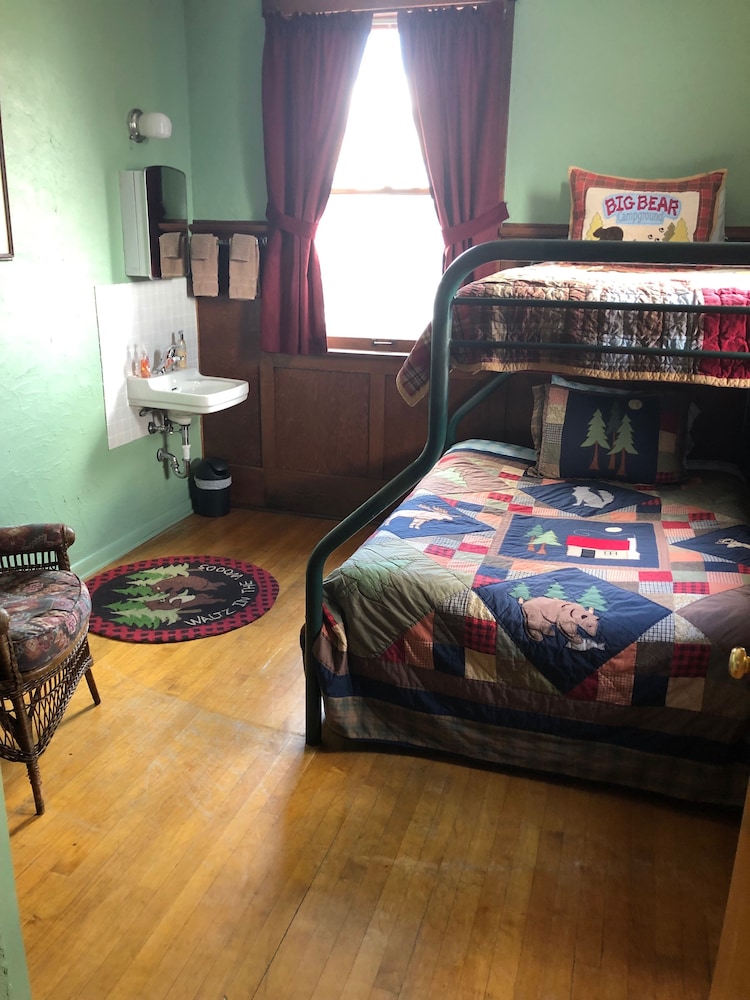Hickory House Inn