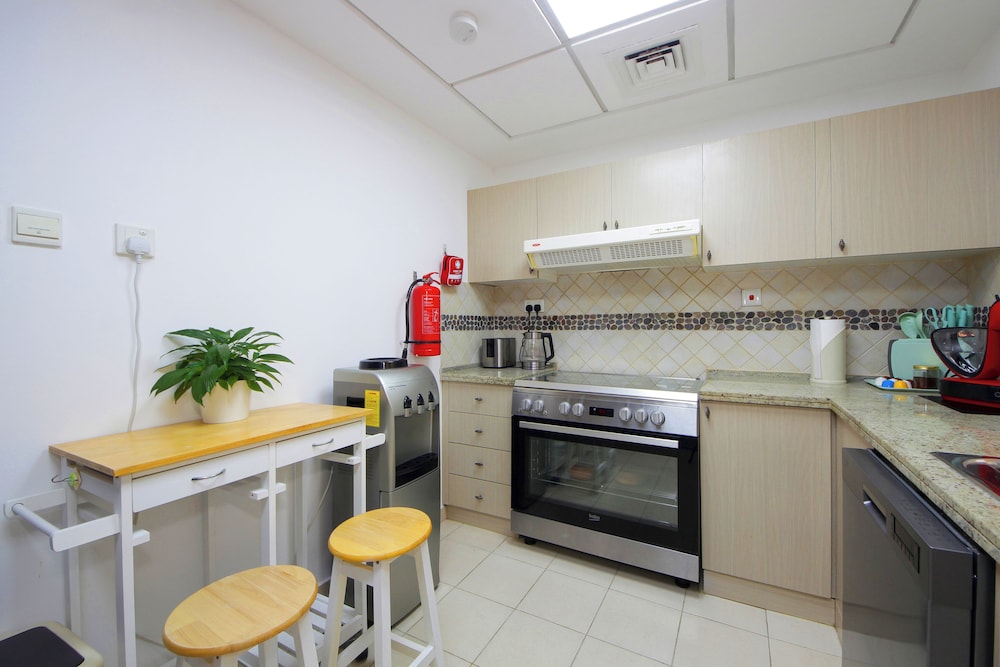 Gorgeous 2B with a beautiful garden