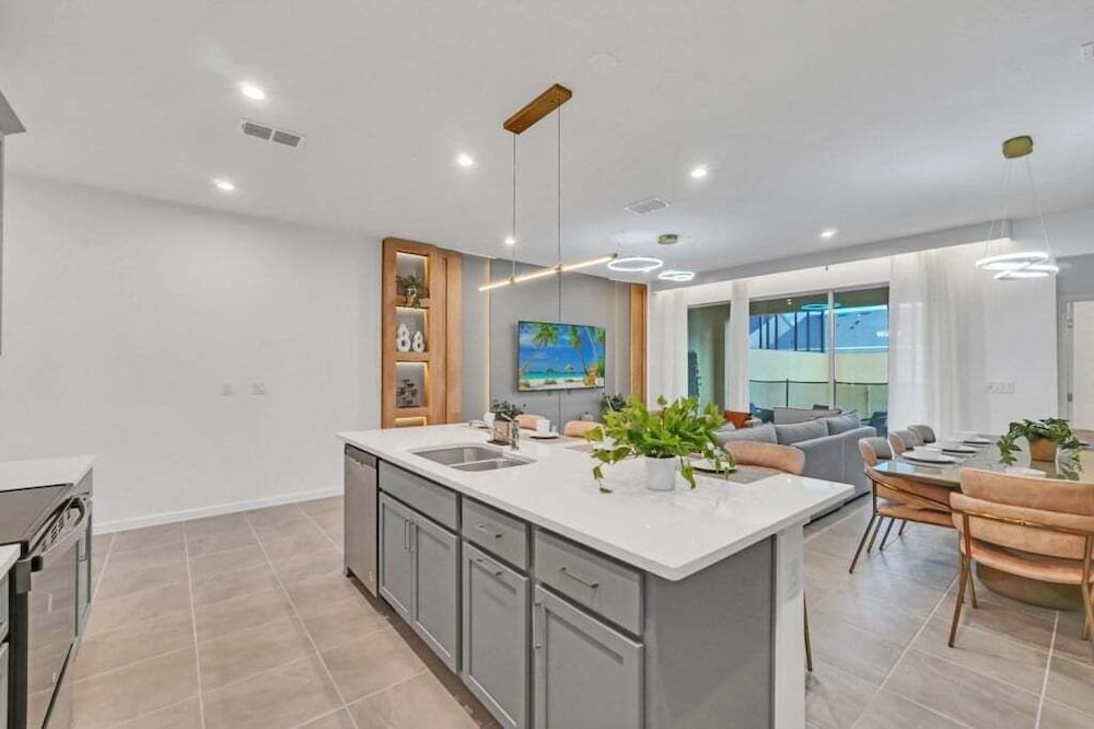 5 Bed 4.5 Bath Townhouse W/ Pool Solara 2307dist 5 Bedroom Townhouse