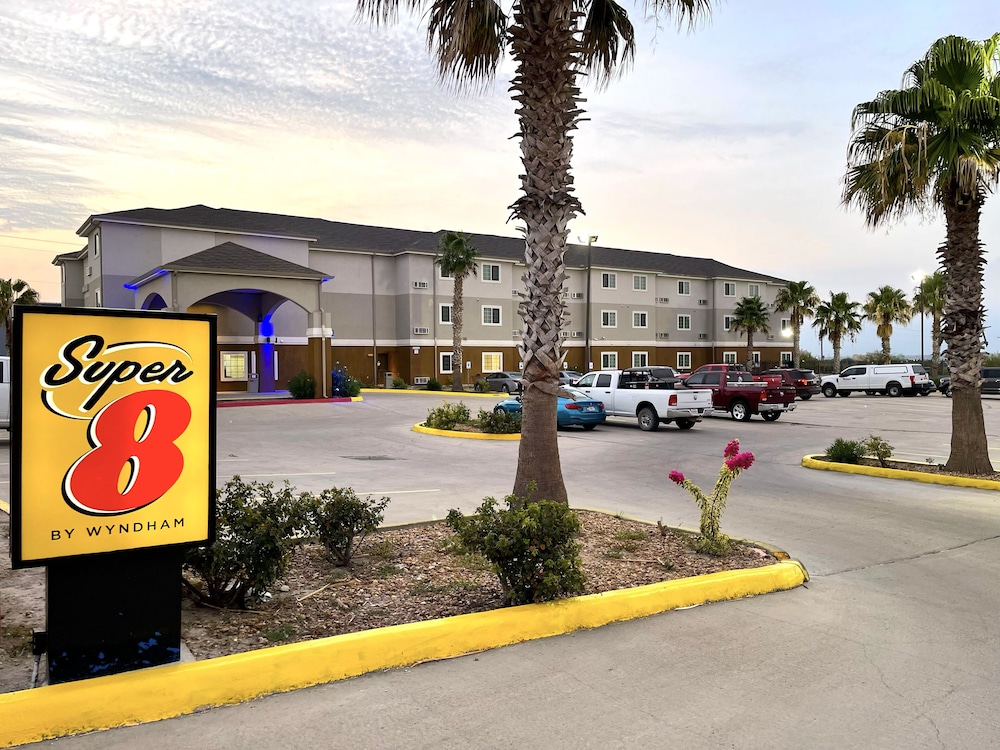 San Antonio Vacations - Super 8 by Wyndham Kenedy - Property Image 32