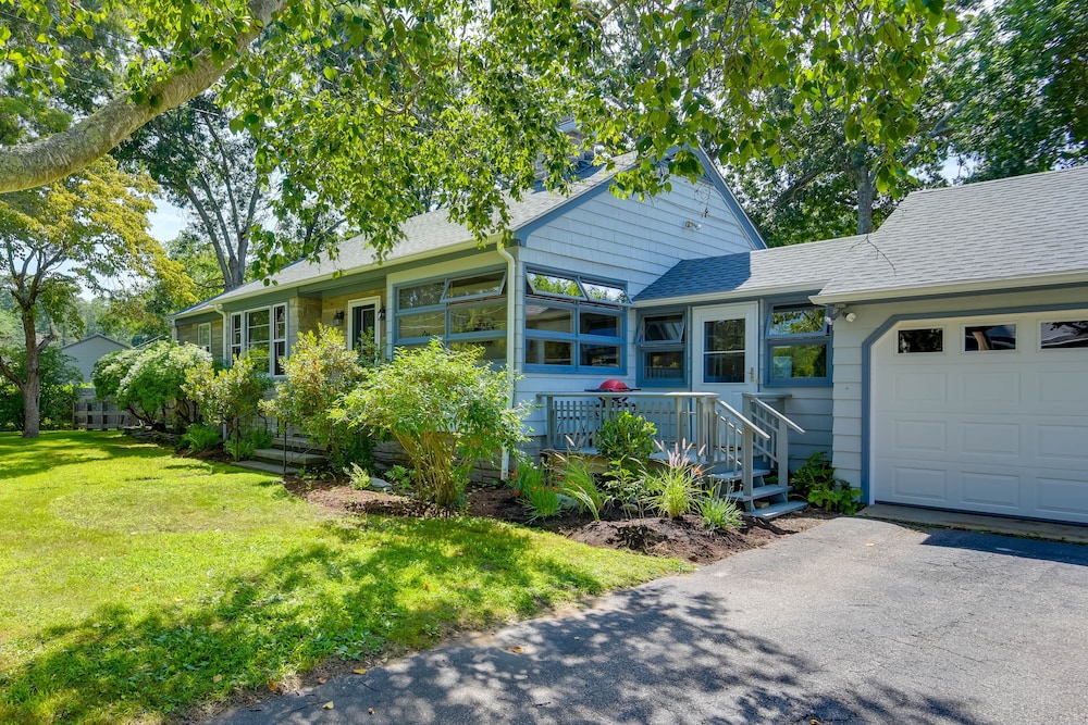Home in Narragansett w/ Beach Access!