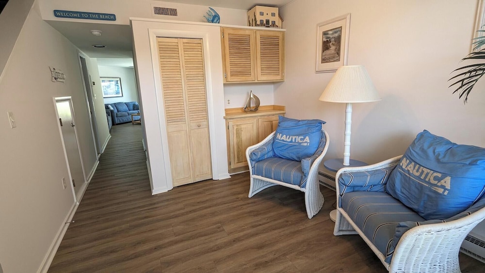Mariners Court 221