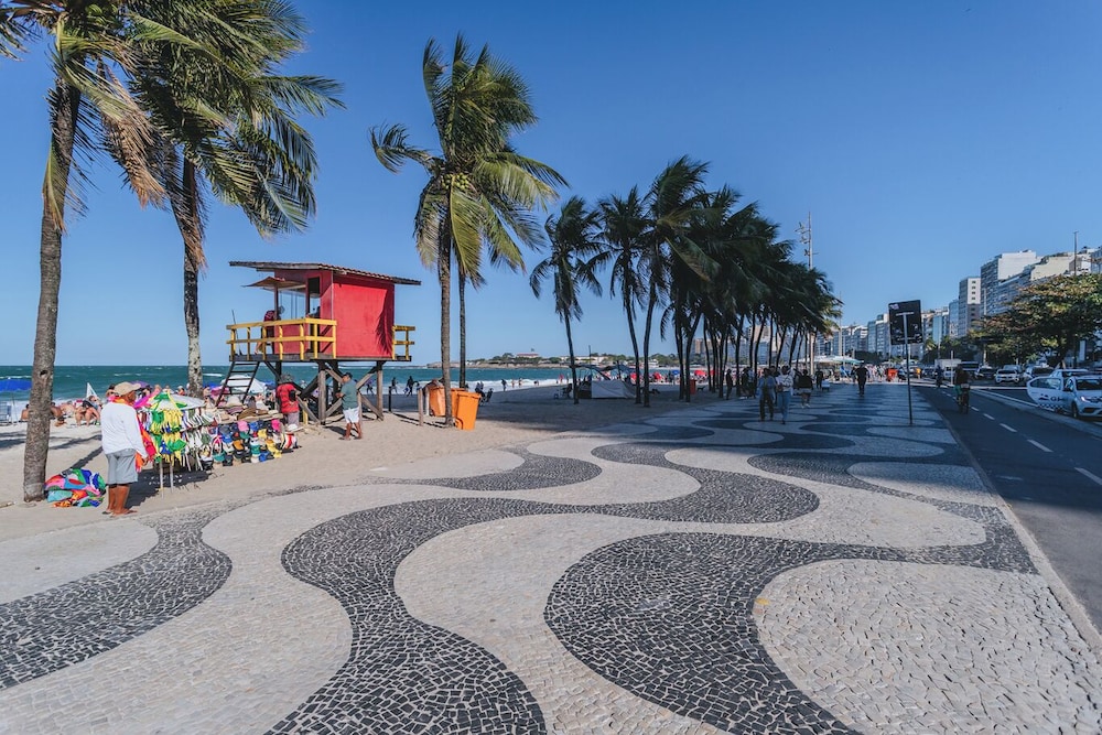 Studio com Wi-fi e Ar a 45m da Praia de Copacabana