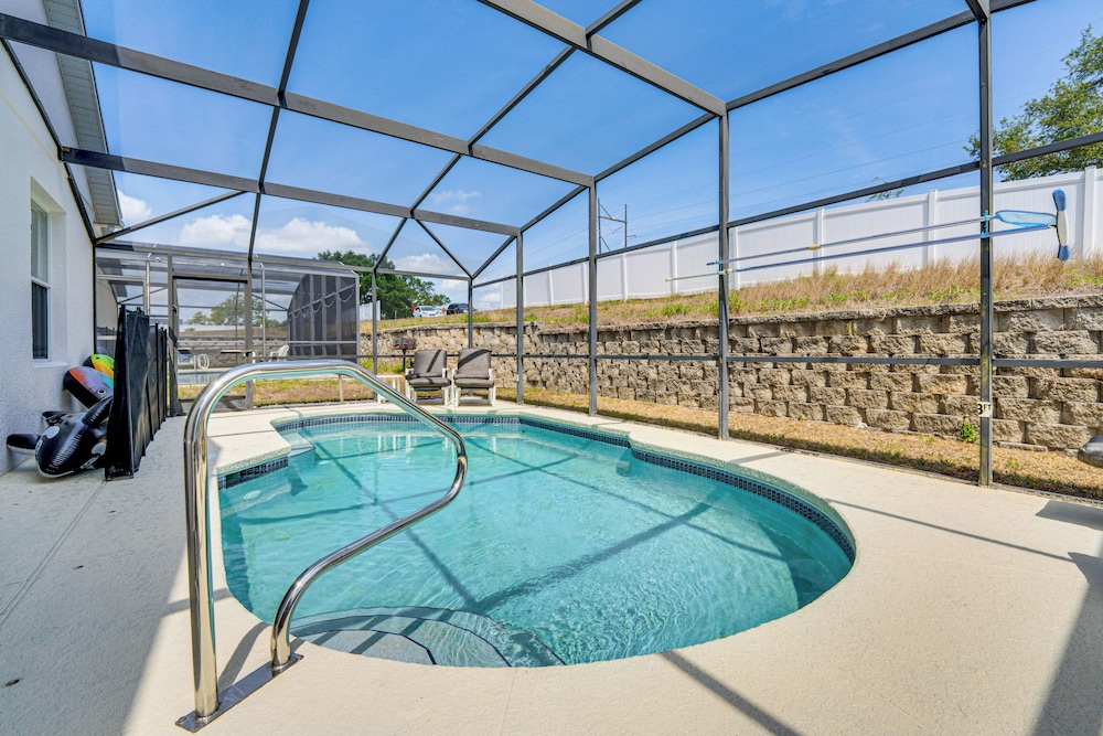 11 Mi to Disney: Home w/ Pool in Davenport!