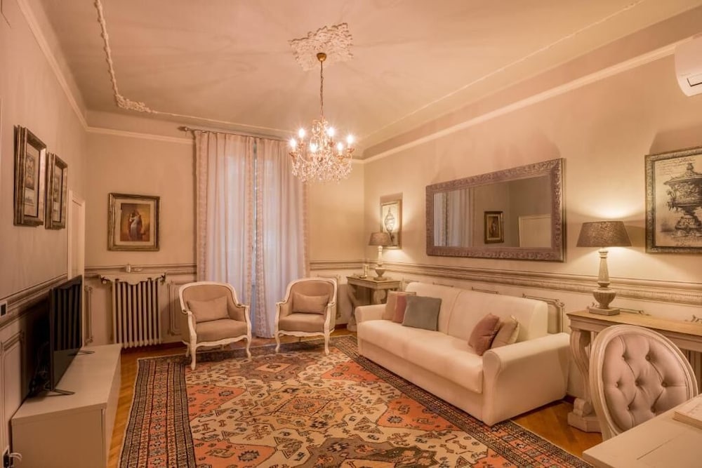 Αn enchanting residence in front of the Juliet house