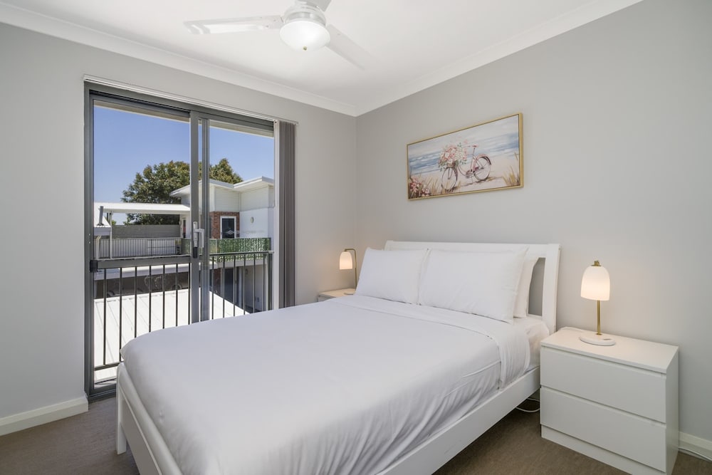 Sunny 2-bed in Quiet Location With Balcony