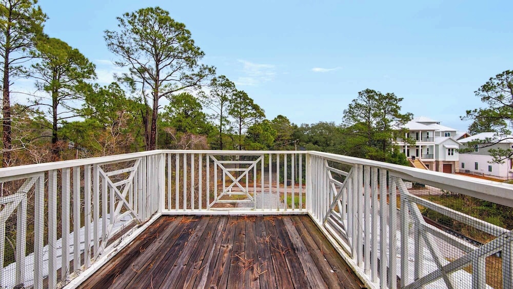 Best of Both Worlds: Pool, Golf Cart, Nearby Attractions & Steps to Beach!