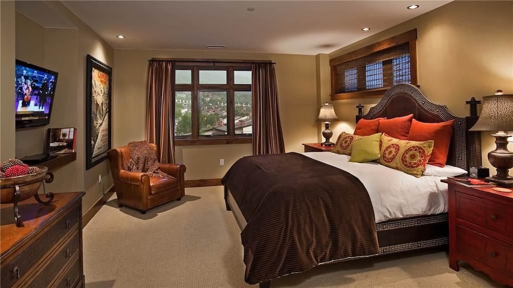 Sneak Peak 407 4 BedroomCondo By Moving Mountains view 3