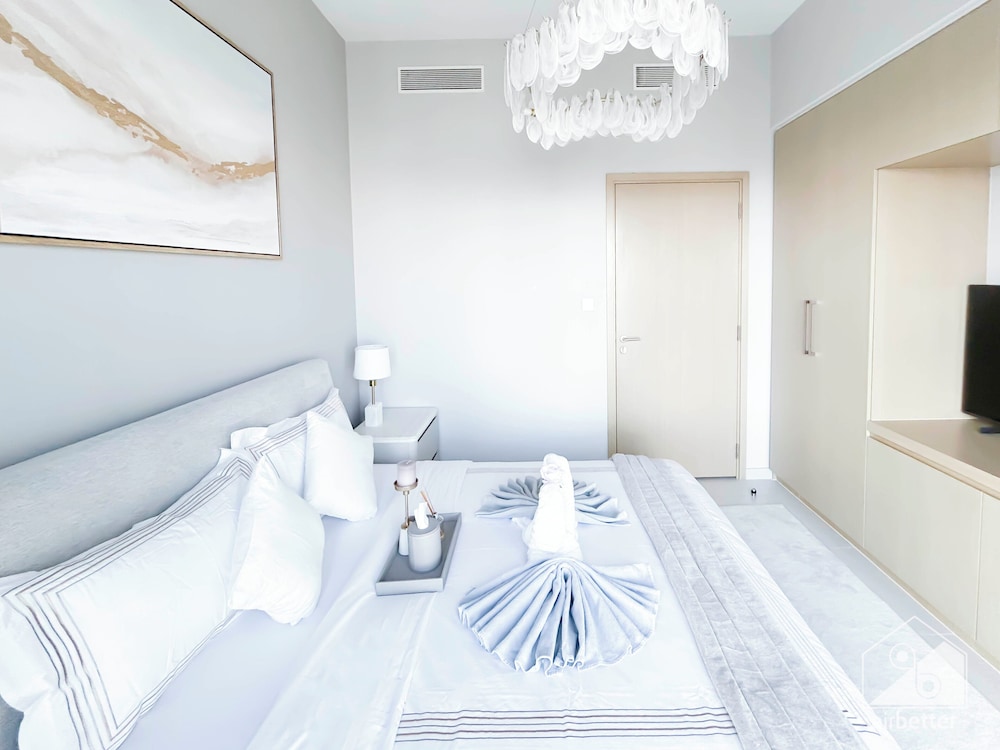 Luxurious Burj Royale One-bedroom & City Views