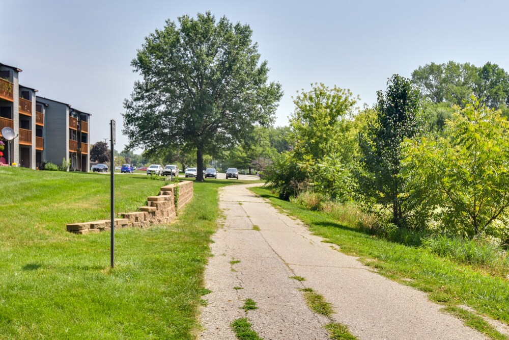Cozy Iowa City Home ~ 2 Mi to Kinnick Stadium! view 5