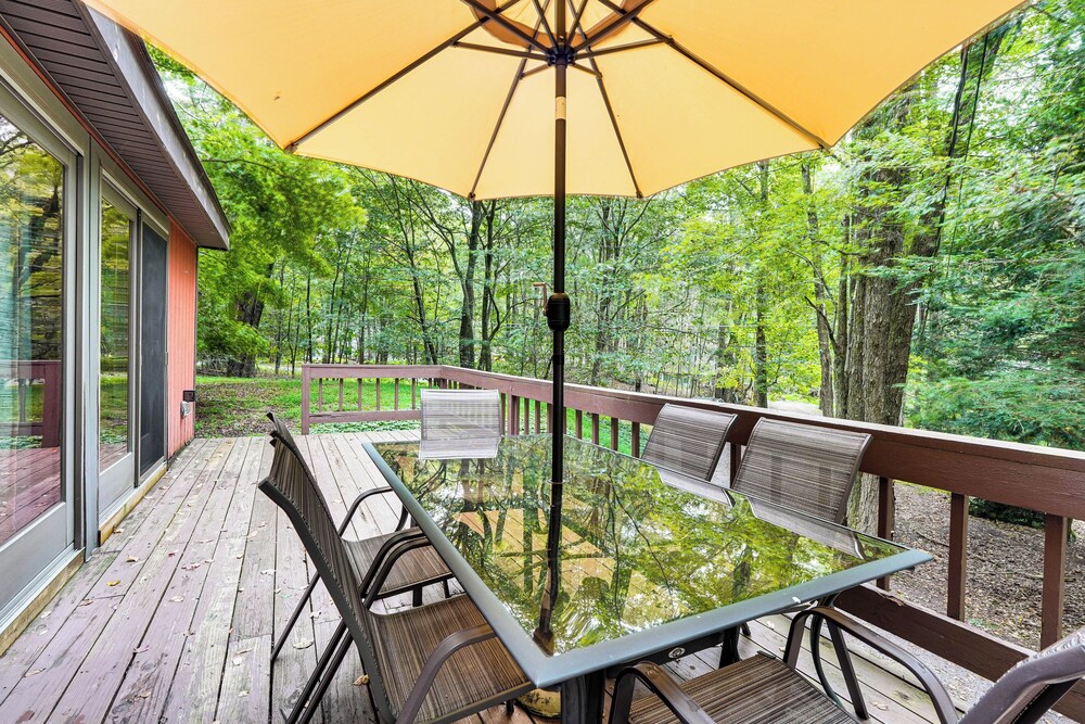 Pocono Lake Retreat: Ski & Explore at Pine Loch! view 4
