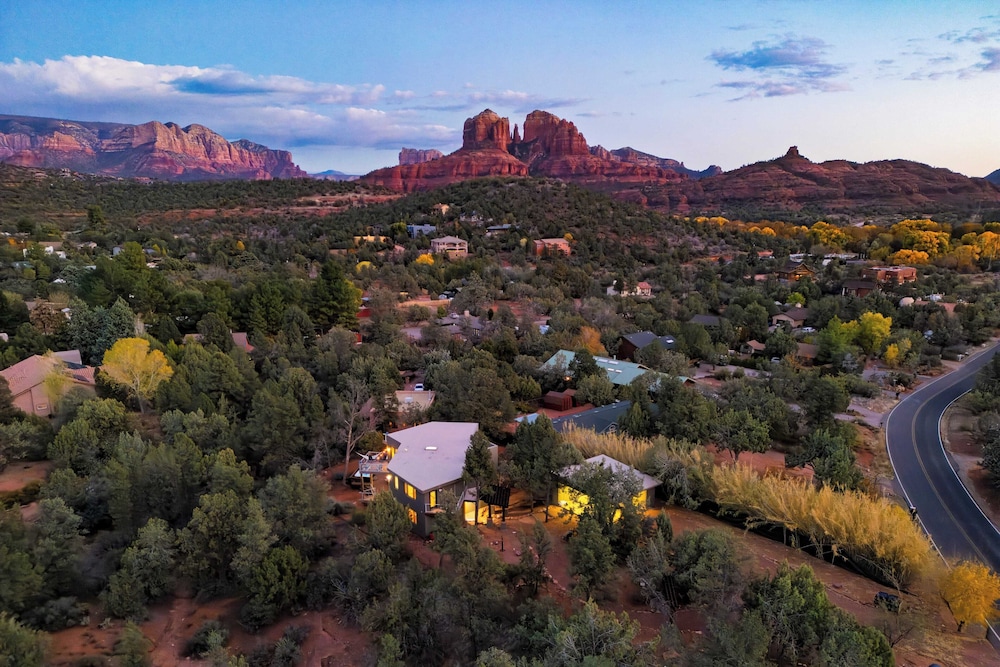 Cathedral View by Avantstay Pool Table + Hot Tub