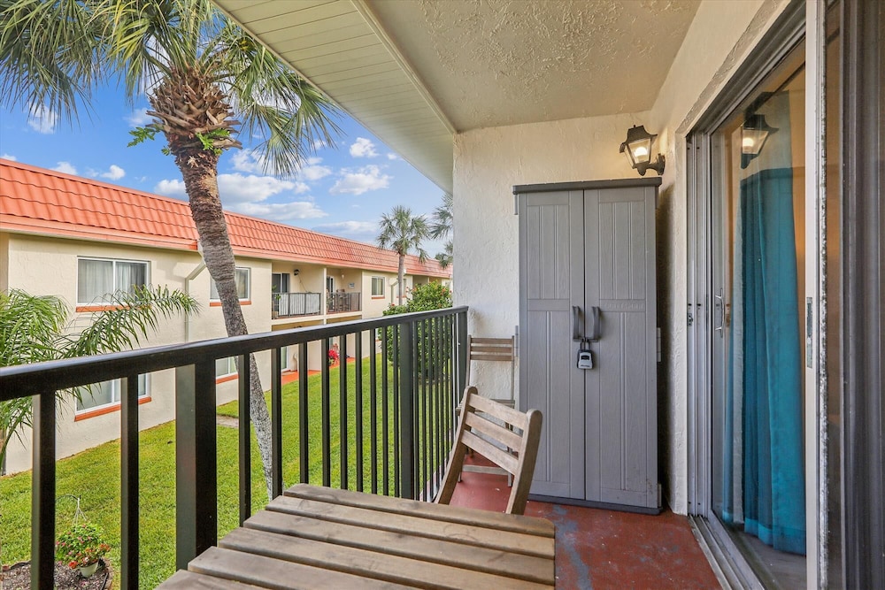 Beachside 2br/2ba Condo w/ Pool, Balcony & Boat Parking in St. Augustine