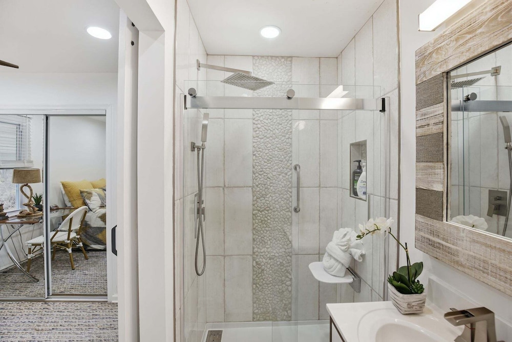 Stylish Hot Tub Retreat With Ping Pong 3 Bedroom Home