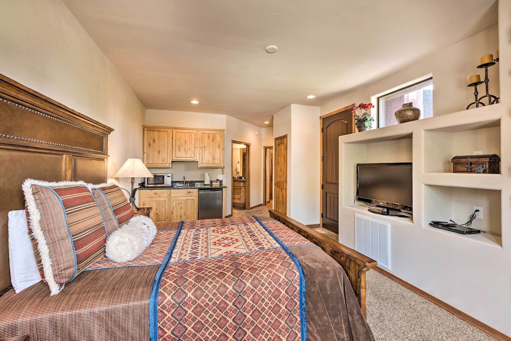 Unwind Fireside: Dog-friendly Show Low Townhome! view 4