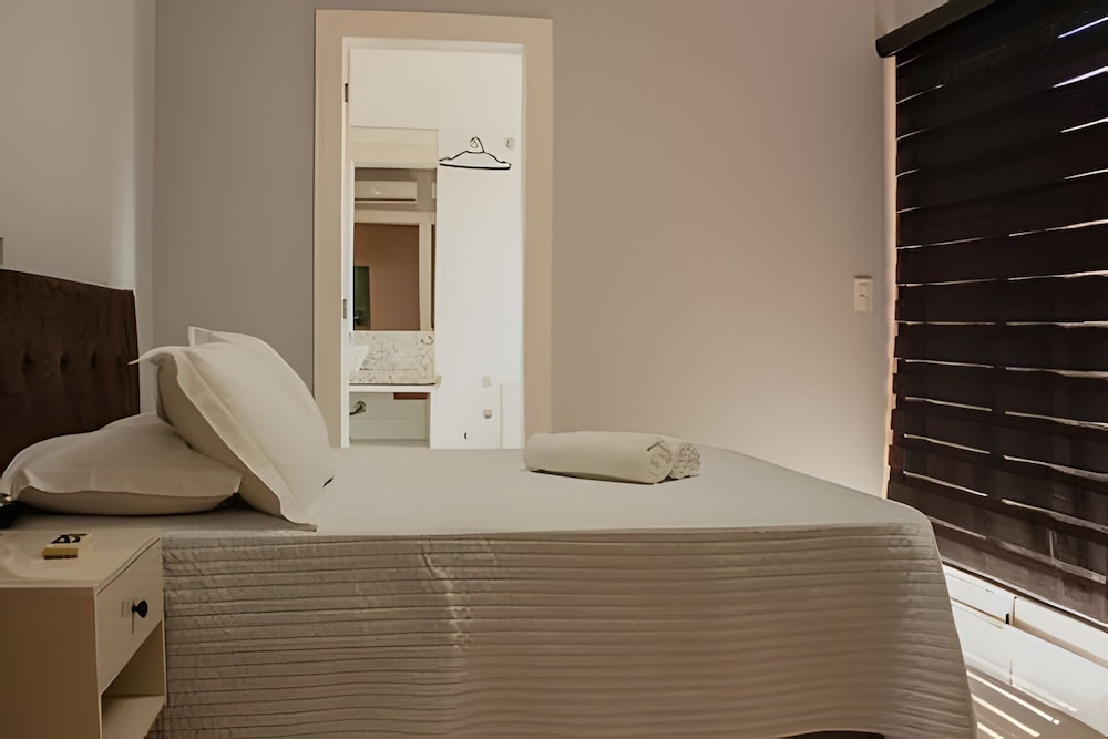 Casa com piscina 5 suites 1 quarto e AC