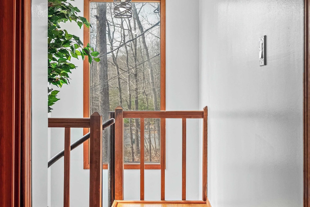 Stylish Renovated Home Open Layout, Coffee Bar + Near Hiking & Waterfalls