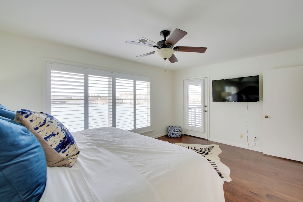Million-dollar Views: Condo on Lake Hamilton!
