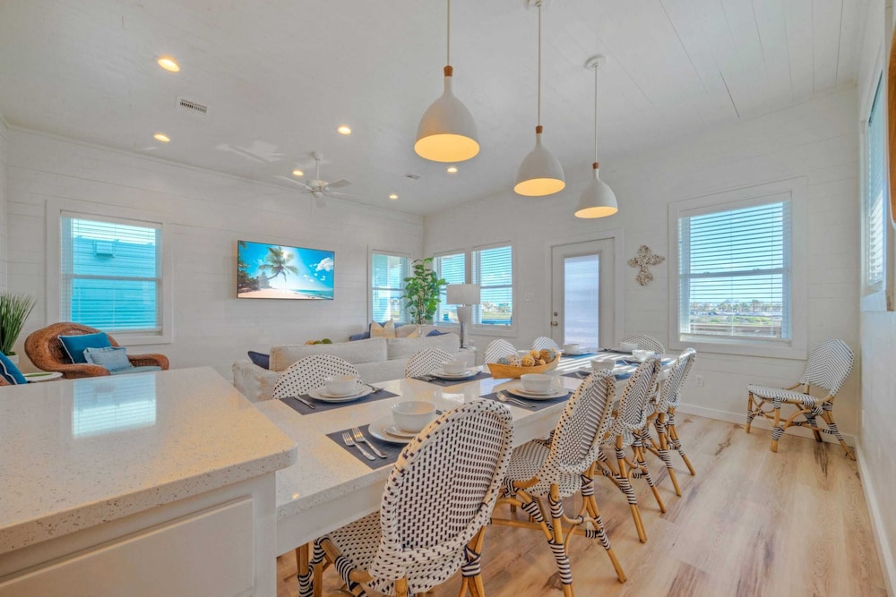 2 Homes, Sleeps 22 2 Private Pools, Firepit, Steps to Beach Boardwalk Access