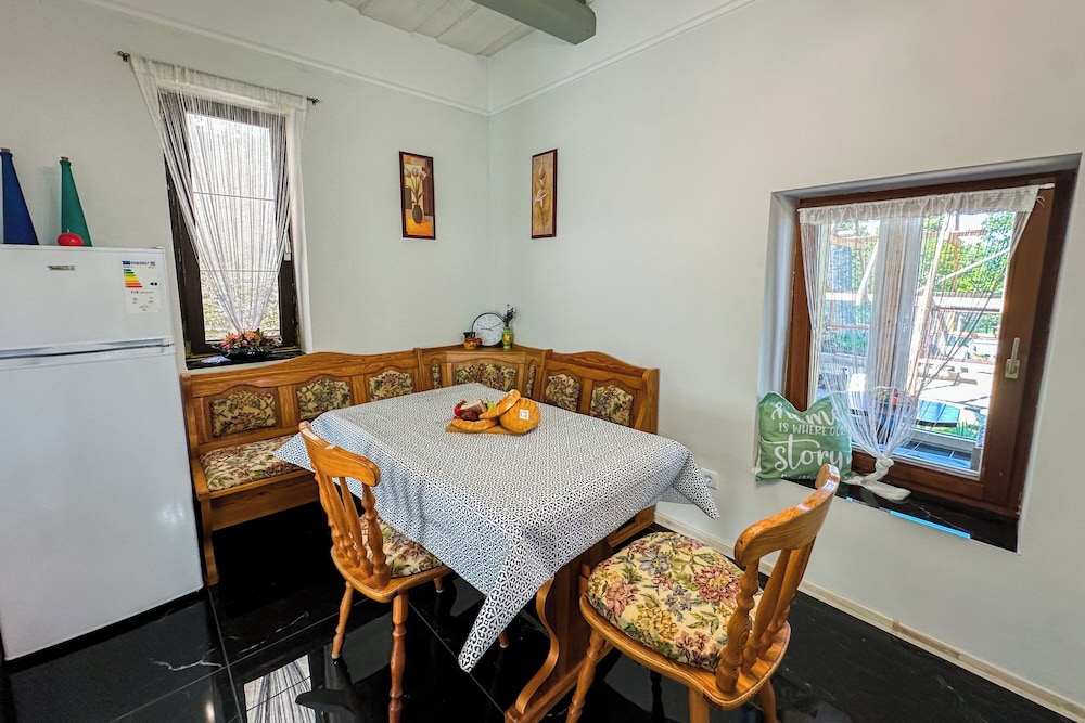 Nora Guest House