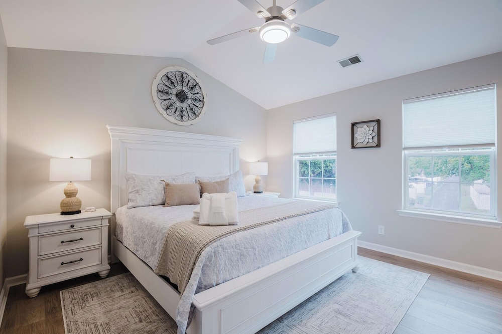 Lowcountry Lodge! In the Heart of Historic Old Town Bluffton SC