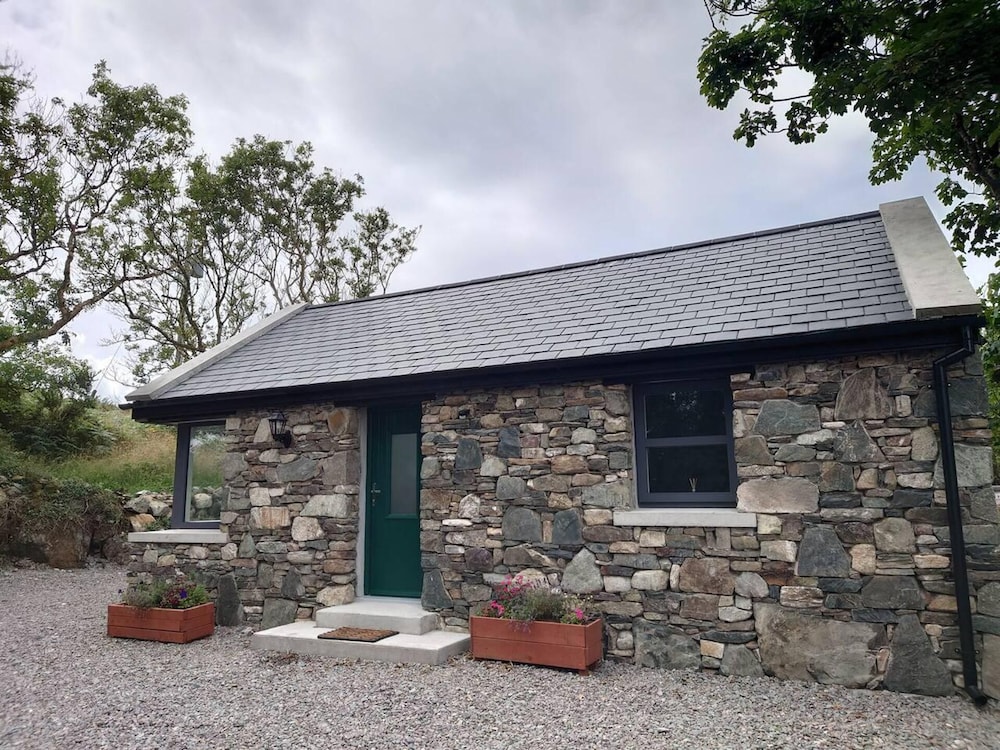 Leap Year Cottage by Lake Beaghcauneen in Clifden