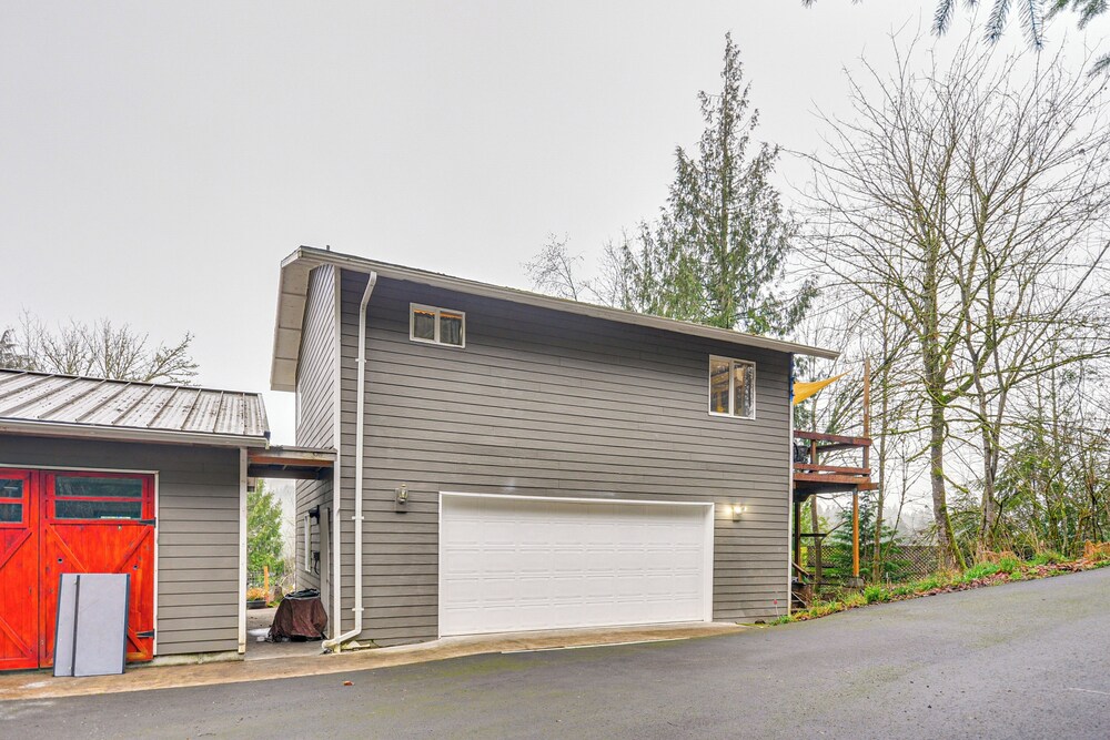 4 Mi to Sandy River Access: Studio w/ Mtn Views!