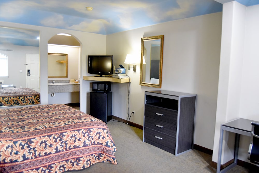 Camelot Inn & Suites Highway 290 NW Freeway